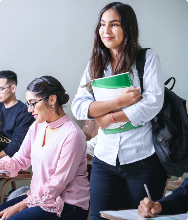 Imagen artículo blog bajo el título "Una nueva cultura" | imagen que muestra a una joven estudiante saliendo de un examen
